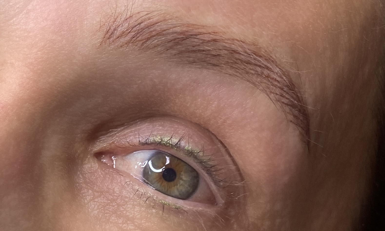 Angelbrow gépi szálas szemöldöktetoválás